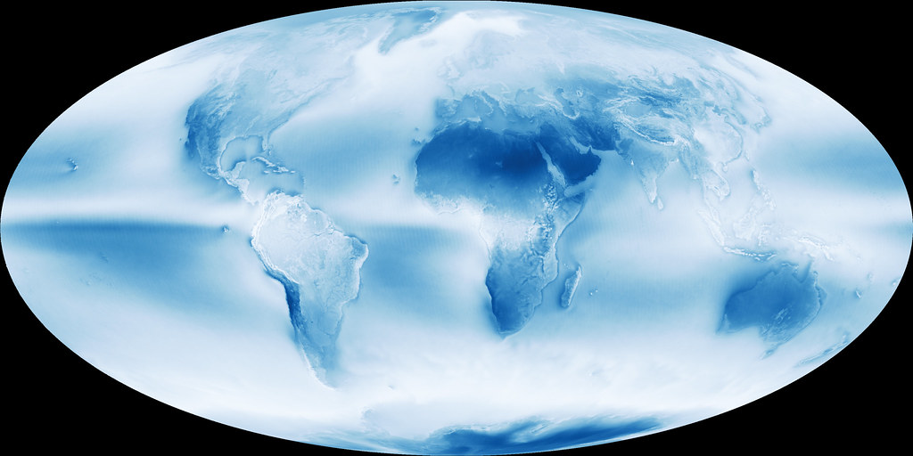 La Tierra vista desde el espacio con nubes blancas cubriendo su superficie azul.
