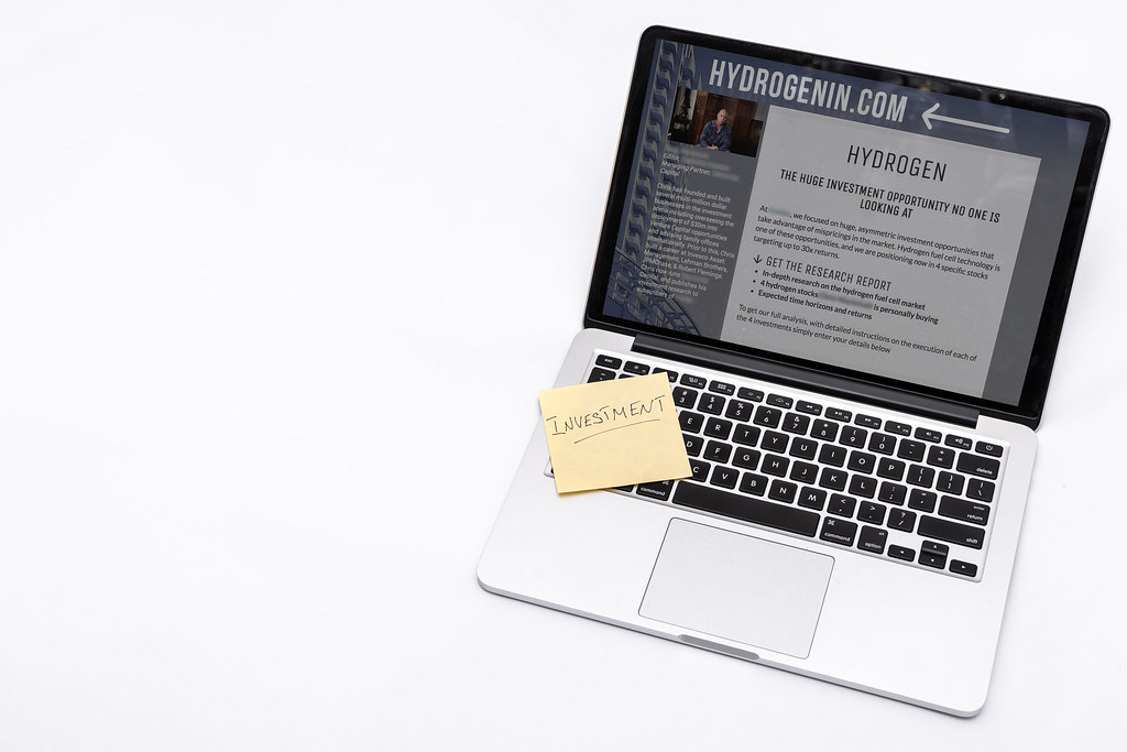 Pegatina con la palabra Investment sobre la tapa de una laptop.