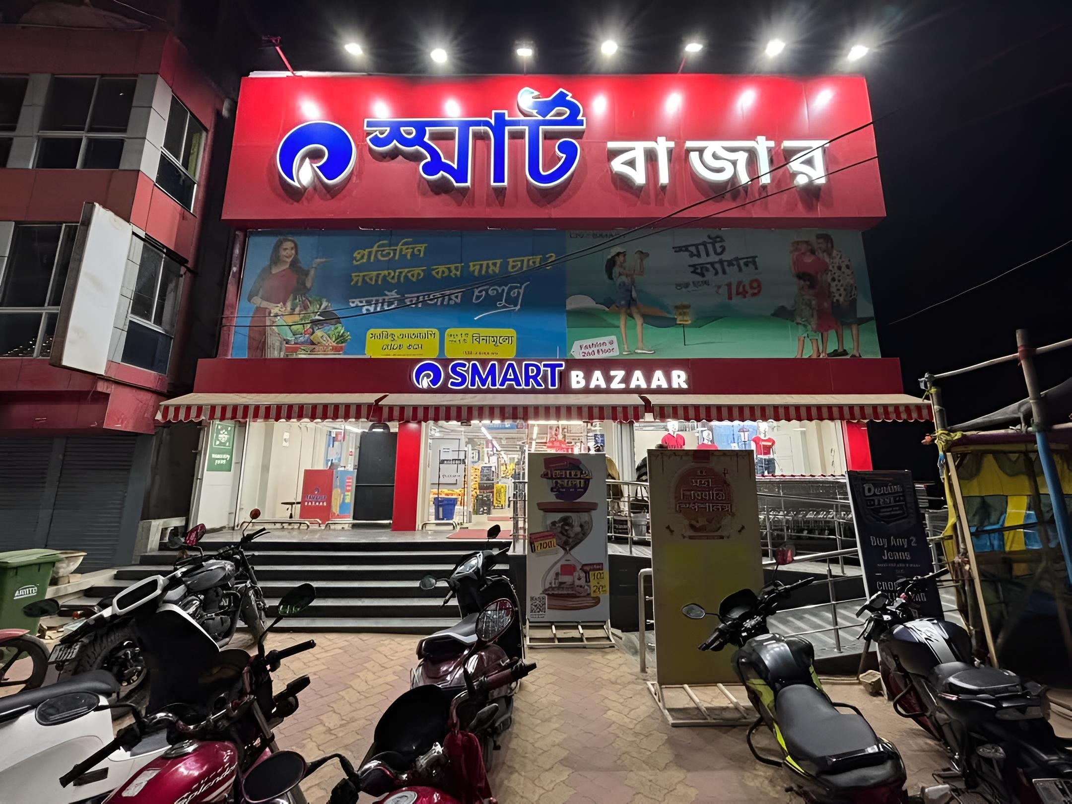 Puesto callejero del mercado Smart Bazaar en Maitrabagan, Basirhat, con productos a la venta.